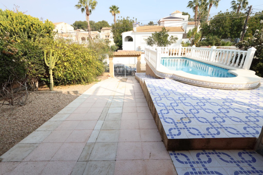 Resale - Villa / Semi-adosado - Torrevieja  - Los Balcones