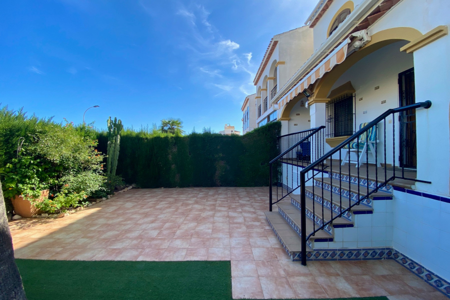 Resale - Villa / Semi-adosado - Torrevieja  - Torreblanca