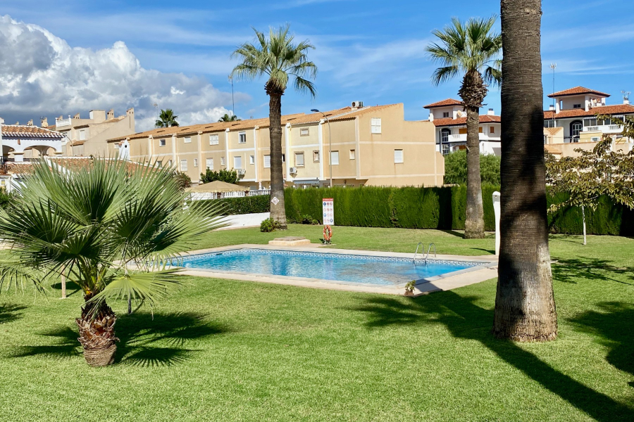 Resale - Villa / Semi-adosado - Torrevieja  - Torreblanca