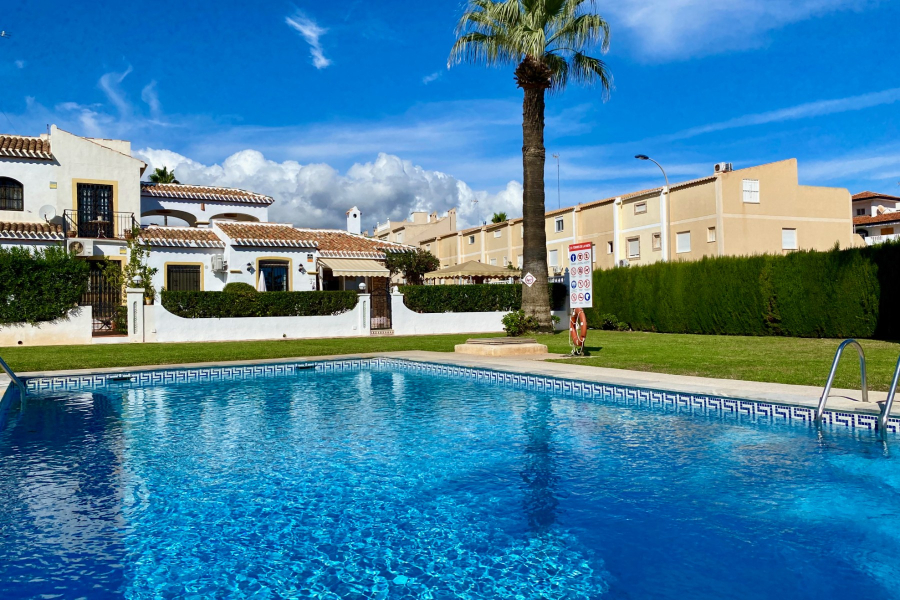 Resale - Villa / Semi-adosado - Torrevieja  - Torreblanca
