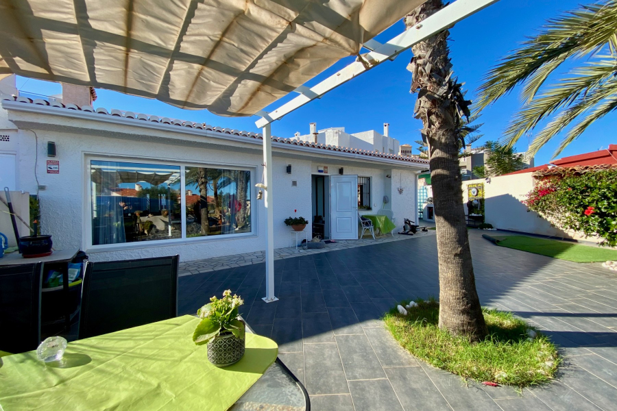 Resale - Villa / Semi detached - Torrevieja  - La Mata