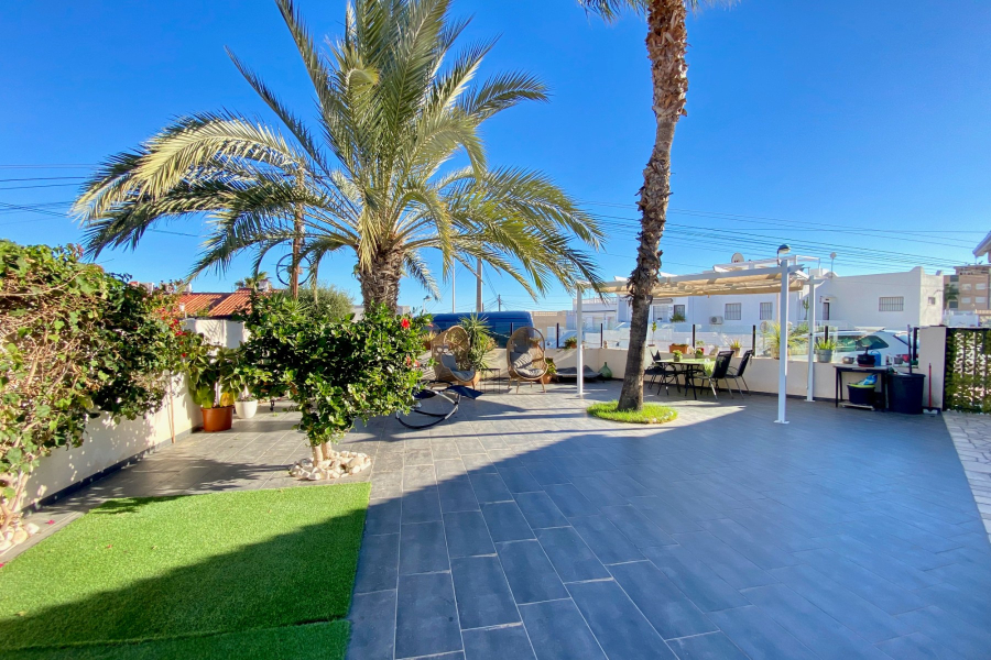 Resale - Villa / Semi detached - Torrevieja  - La Mata