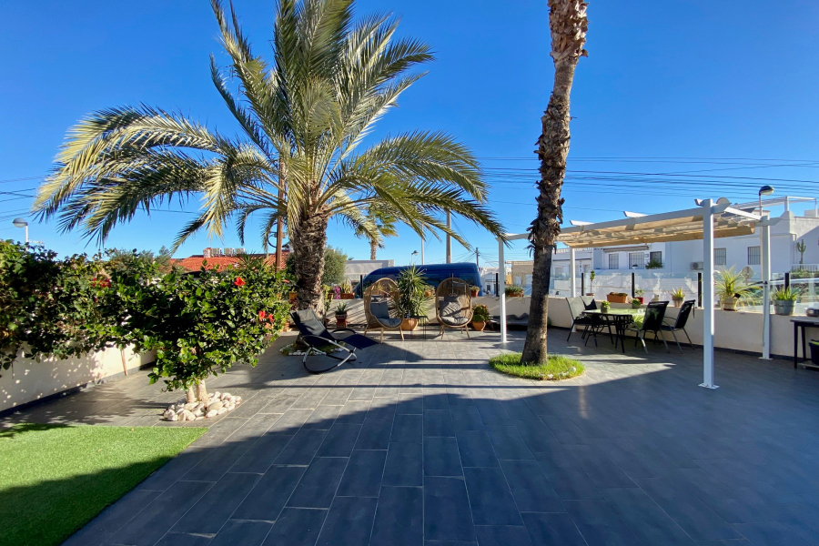 Resale - Villa / Semi detached - Torrevieja  - La Mata