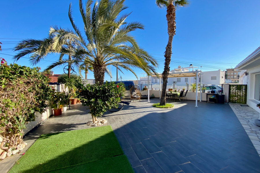 Resale - Villa / Semi detached - Torrevieja  - La Mata