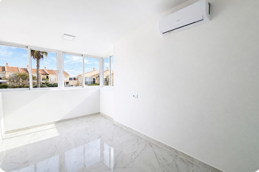 Resale - Duplex / Adosado - Torrevieja  - Aguas Nuevas