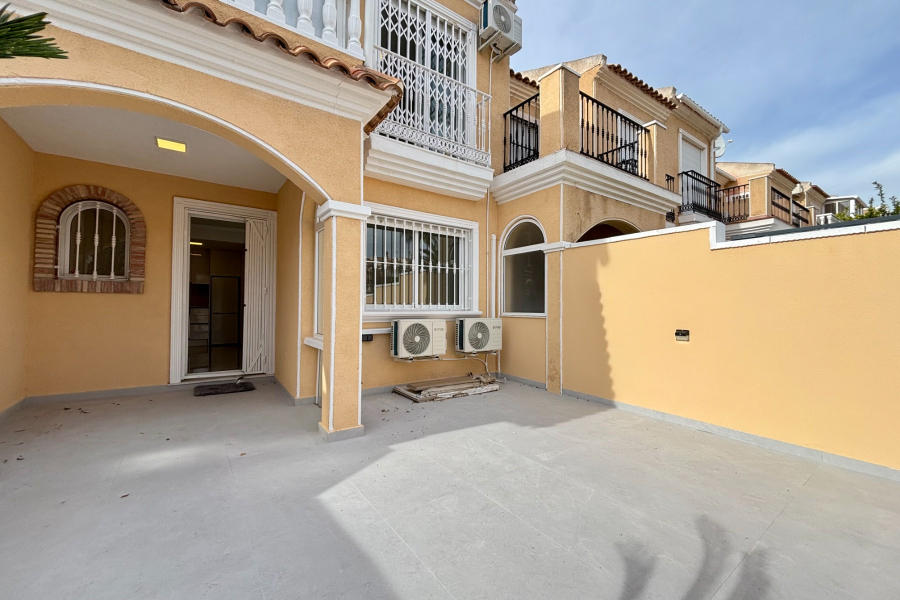 Resale - Duplex / Adosado - Torrevieja  - Aguas Nuevas