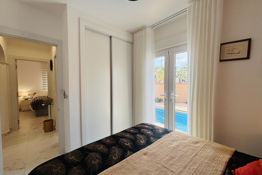 Resale - Villa / Semi detached - Guardamar del Segura - El Raso