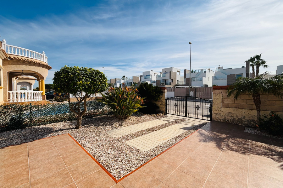 Resale - Villa / Semi detached - Guardamar del Segura - El Raso
