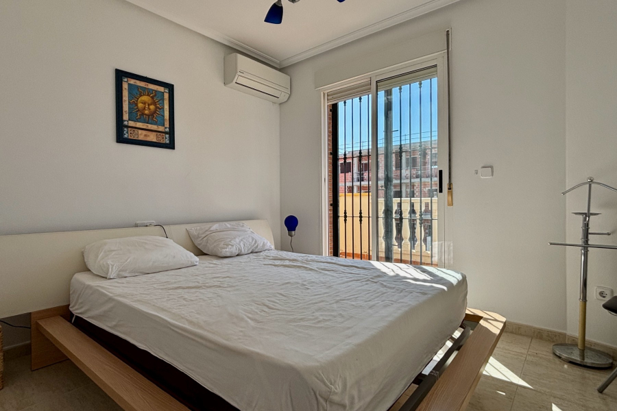 Resale - Villa / Semi-adosado - Pilar de la Horadada