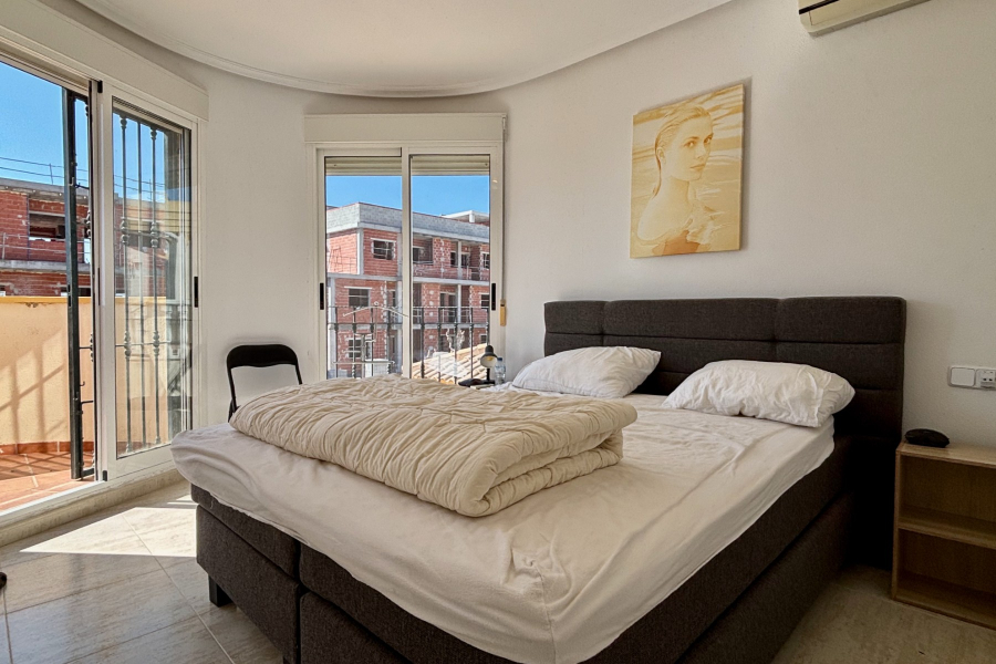 Resale - Villa / Semi-adosado - Pilar de la Horadada