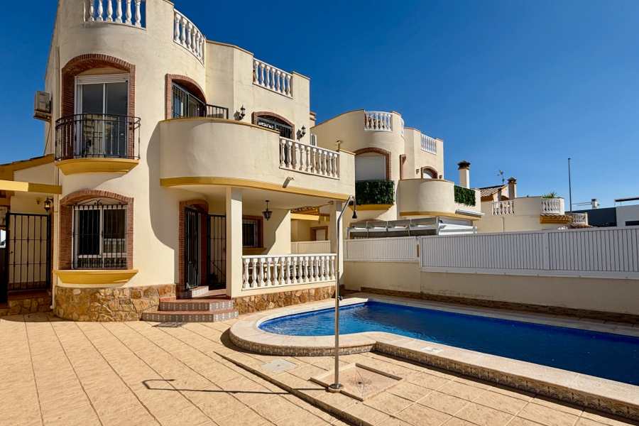 Resale - Villa / Semi-adosado - Pilar de la Horadada