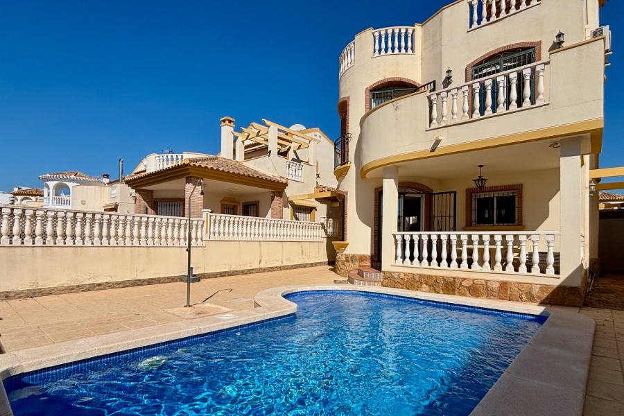 Resale - Villa / Semi-adosado - Pilar de la Horadada