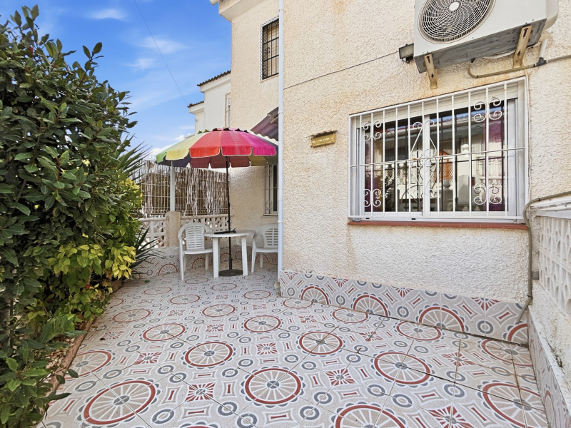 Dzīvoklis/Bungalo - Pārdošana pēc lietošanas - Torrevieja  - E001069-25