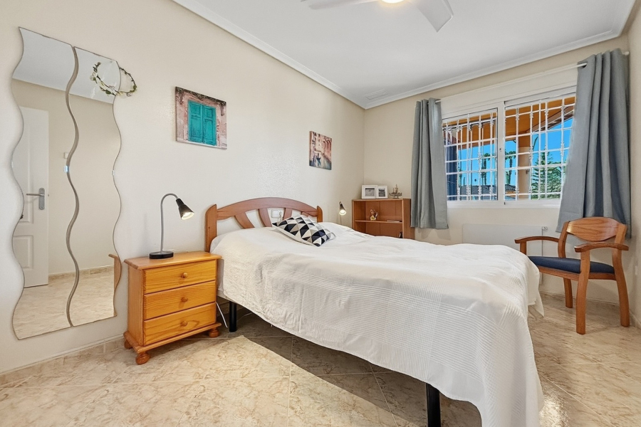 Z drugiej ręki - Willa  - Catral