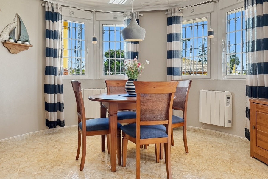 Z drugiej ręki - Willa  - Catral