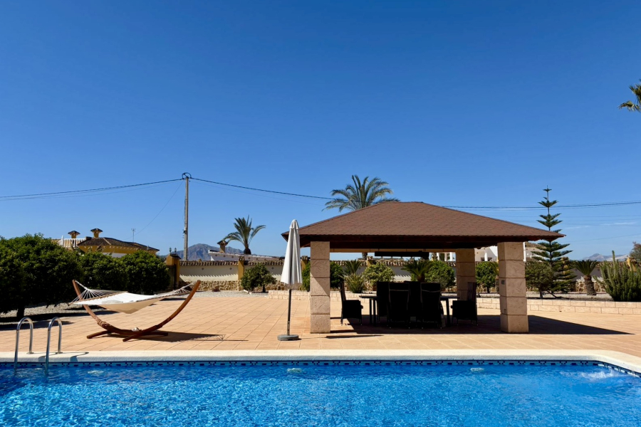 Z drugiej ręki - Willa  - Catral