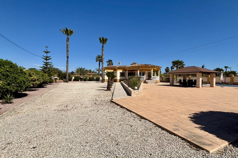 Z drugiej ręki - Willa  - Catral