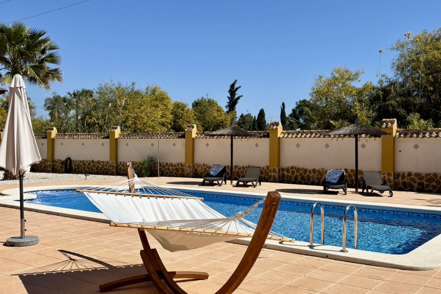 Z drugiej ręki - Willa  - Catral