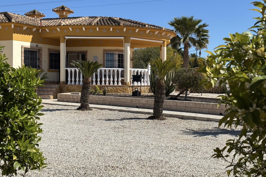 Z drugiej ręki - Willa  - Catral