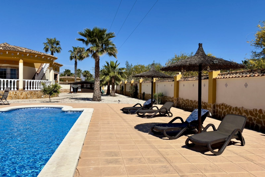 Z drugiej ręki - Willa  - Catral