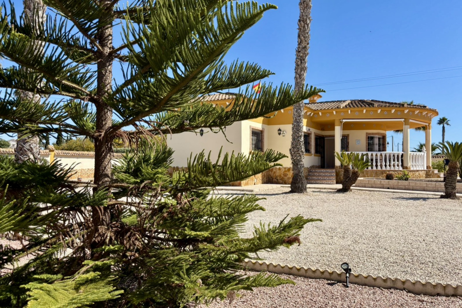 Z drugiej ręki - Willa  - Catral