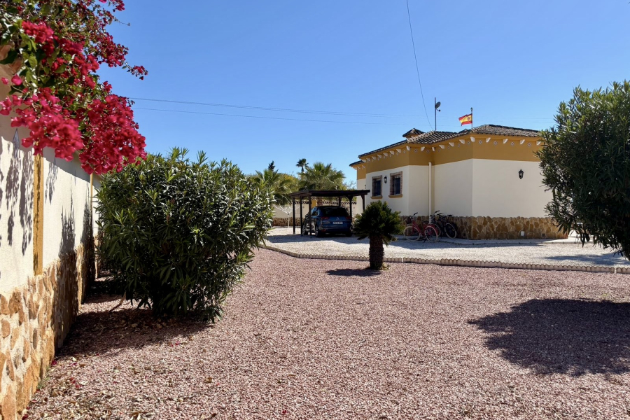 Z drugiej ręki - Willa  - Catral