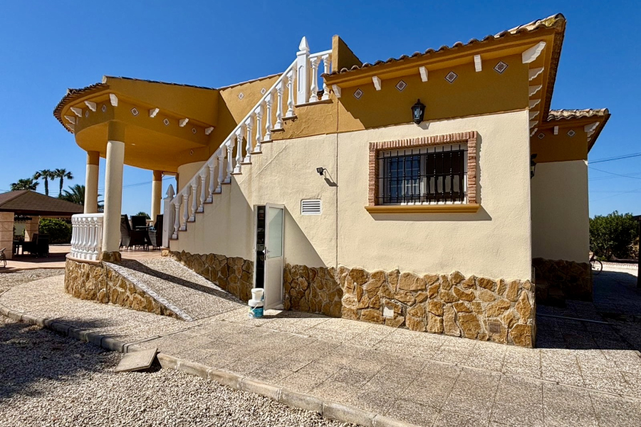 Z drugiej ręki - Willa  - Catral