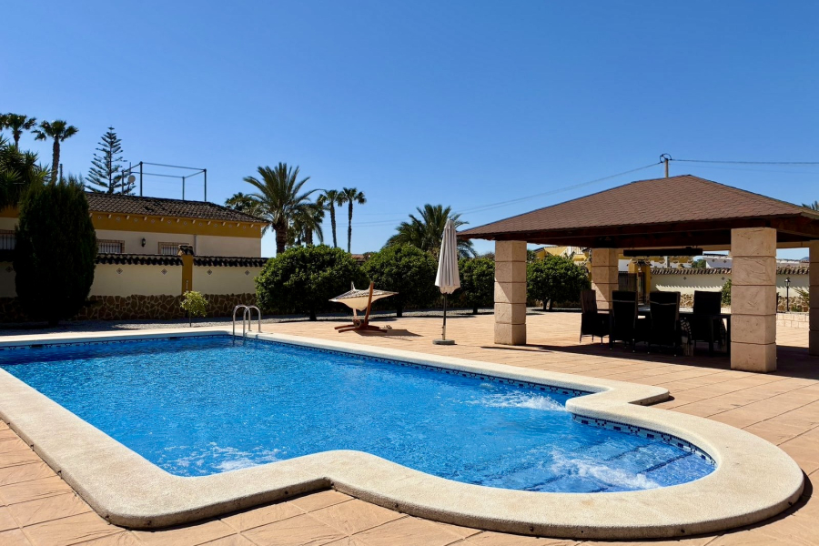 Z drugiej ręki - Willa  - Catral