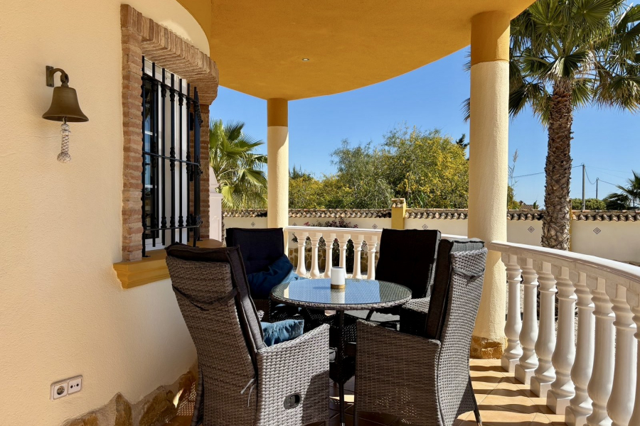 Z drugiej ręki - Willa  - Catral