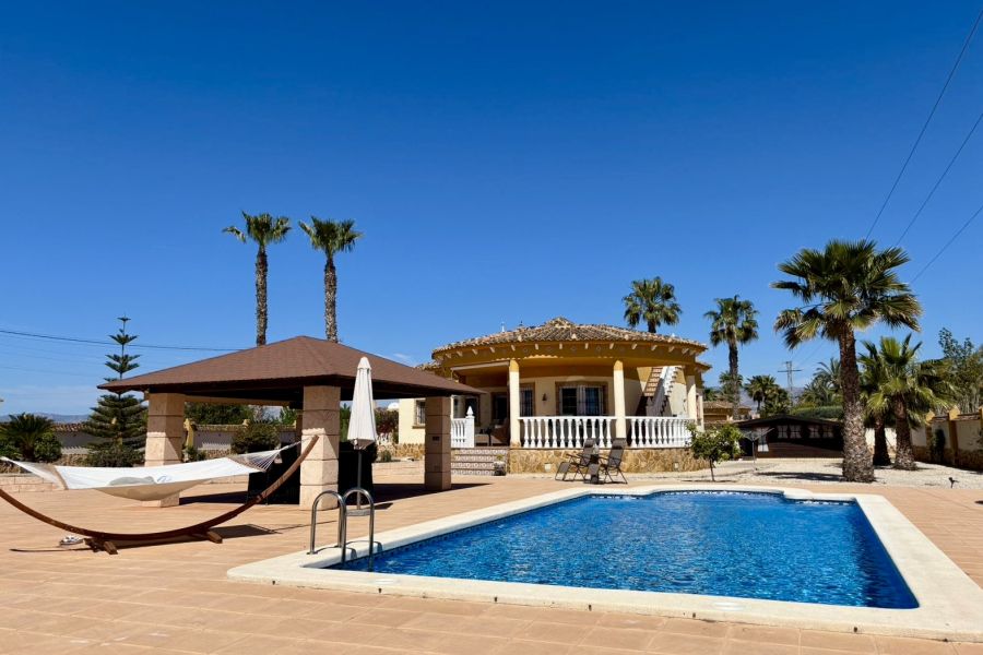 Z drugiej ręki - Willa  - Catral