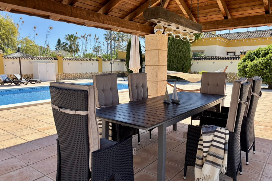 Z drugiej ręki - Willa  - Catral