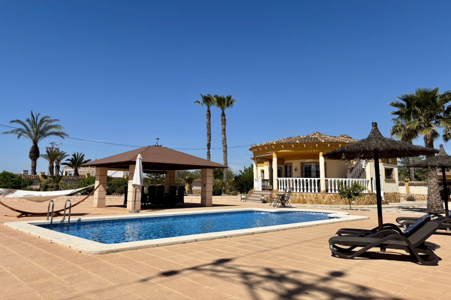 Z drugiej ręki - Willa  - Catral