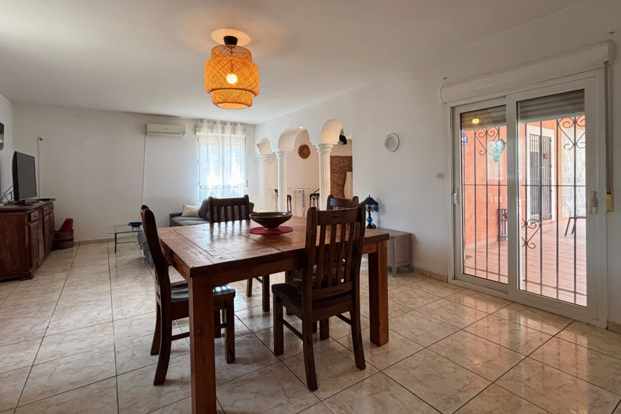 Resale - Villa / Semi detached - Albatera