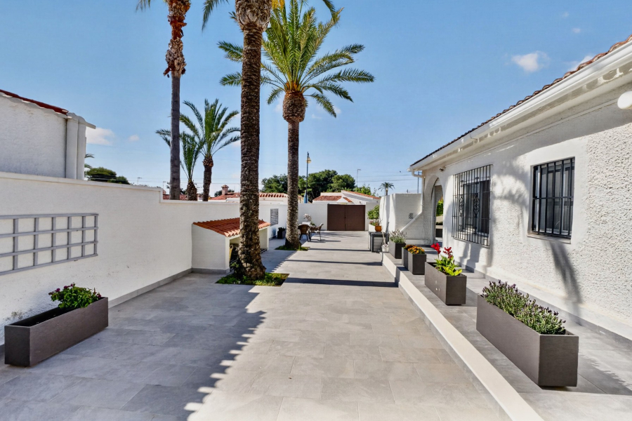 Resale - Villa / Semi detached - Torrevieja  - Los Ángeles