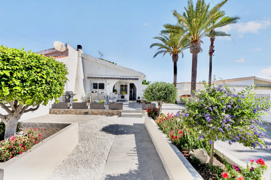 Resale - Villa / Semi detached - Torrevieja  - Los Ángeles