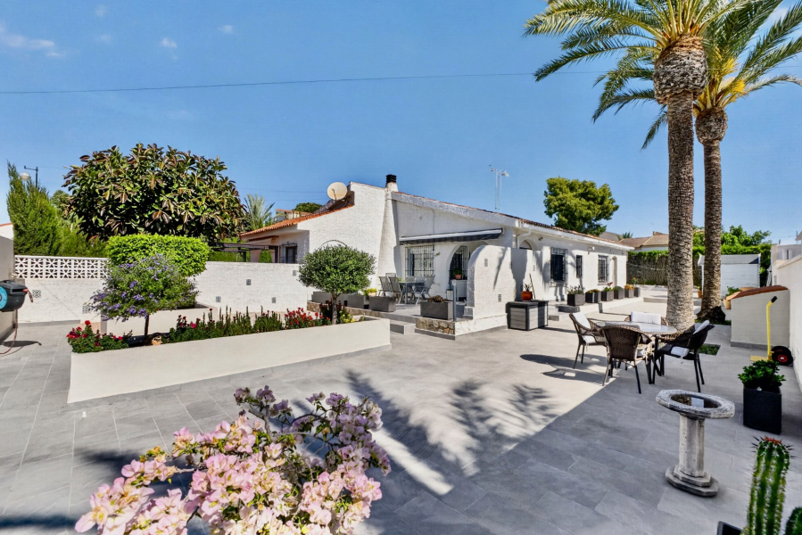 Resale - Villa / Semi detached - Torrevieja  - Los Ángeles