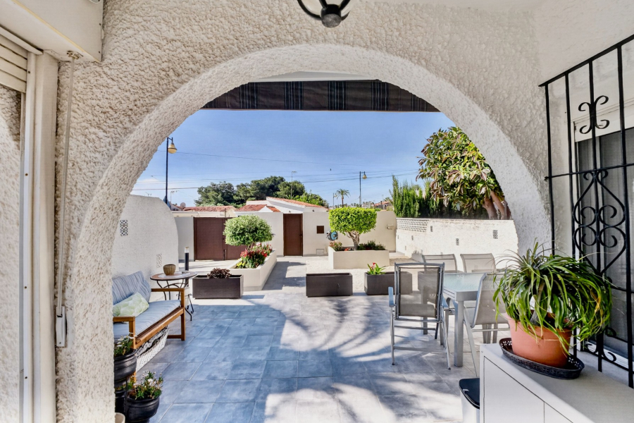 Resale - Villa / Semi detached - Torrevieja  - Los Ángeles