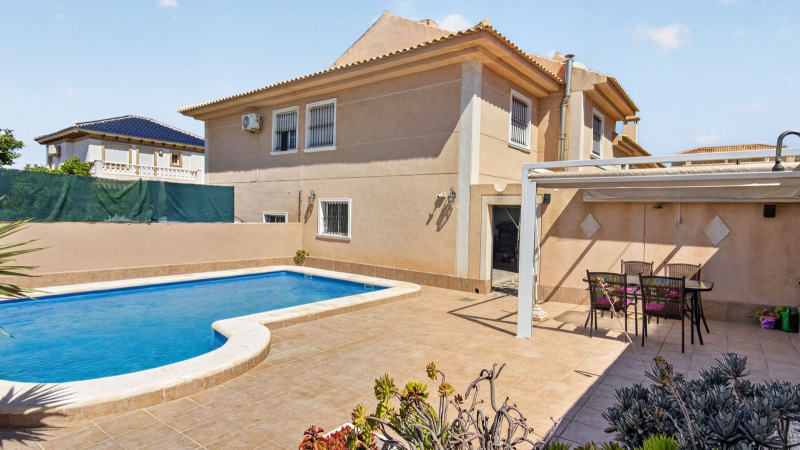 Villa - Resale - Torrevieja  - Aguas Nuevas