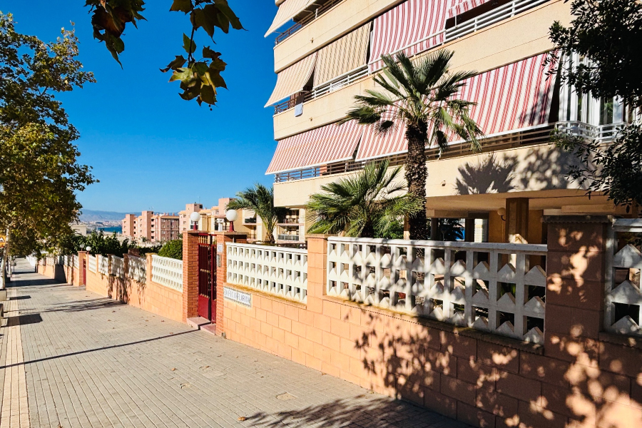 Resale - Lägenhet / Bungalow  - Alicante - Arenales del Sol